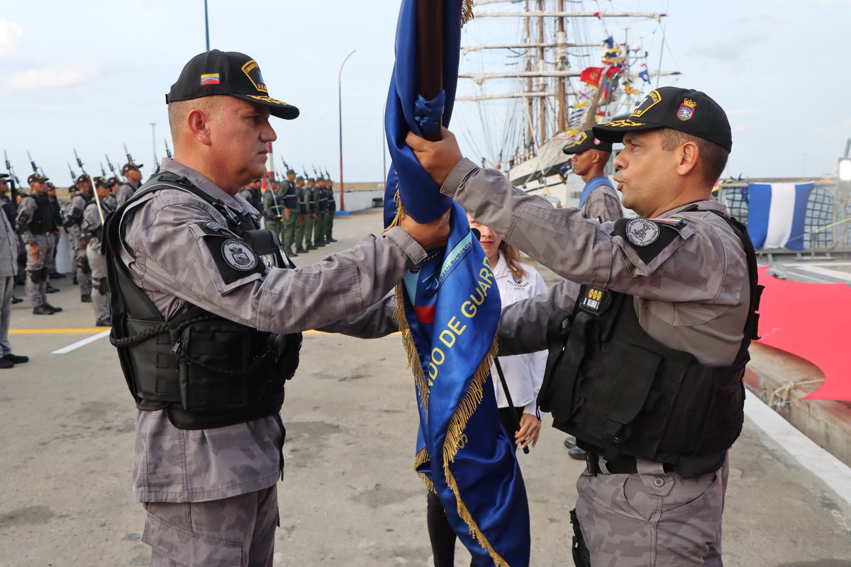 El Cmdte General de la <a href="/ArmadaFANBVzla/">Armada_ve</a> Alm <a href="/NeilVillanvs/">Neil</a>, encabezó el acto de transmisión de Mando del Comando de <a href="/AB_Guardacostas/">Comando de Guardacostas</a>, dónde el VA Javier Roa Moncada recibió el timón de manos del VA Jorge Aguero Montes ¡Guardacostas somos todos! #FANB