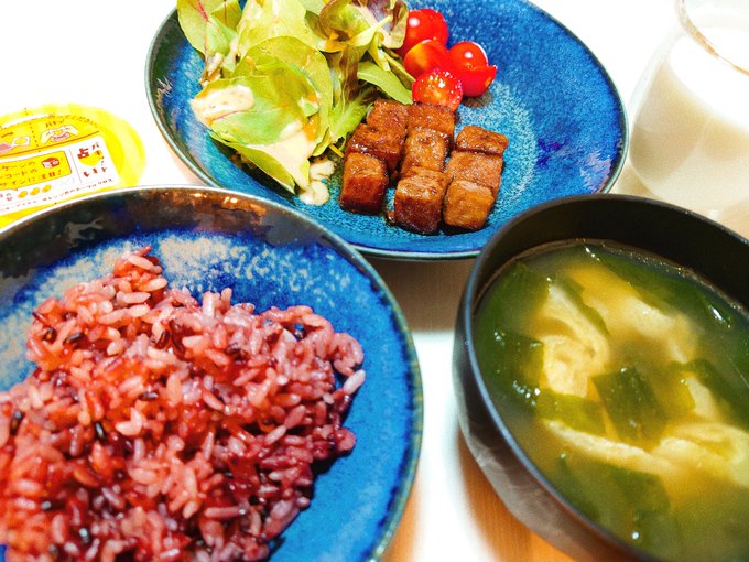 今日のごはんもそうなんだけど、お皿が大きいので見栄え悪くなる
隙間埋めたくなるよね
でも満腹だからこれ以上食べたくないんごご
お皿増やすのは洗い物面倒 