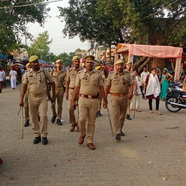 mirzapurpolice's tweet photo. #SP_Mirzapur #अभिनंदन के निर्देशन मे आगामी त्यौहार रक्षाबन्धन,कृष्ण जन्माष्टमी,चेहल्लुम आदि के दृष्टिगत शांति व कानून व्यवस्था अक्षुण्ण रखने हेतु #Addl_SP_Op. द्वारा व #सर्किल_लालगंज के थानो द्वारा पर्याप्त पुलिस बल के साथ पैदल गस्त कर दिलाया सुरक्षा का एहसास।
#UPPolice #Mirzapur https://t.co/YYRf301tos