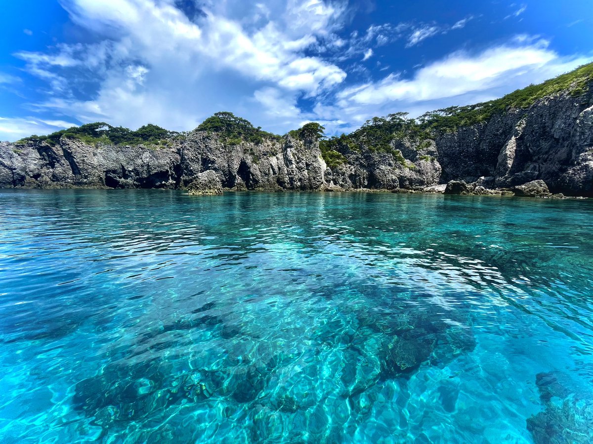 My_kwk_N's tweet photo. こんなにも神秘的で美しい島で生まれ育つ事ができた奇跡に改めて感謝だなあ

今は都会の波に揉まれて生活をしてるけどたまに帰ると包み込むように迎えてくれる温かい島の人達と明媚な自然に何度心を救われたんだろうか

大好きな仲間と一緒にこの場所で過ごす時間は本当に特別でした。

また行こうね。 https://t.co/FNjUEAqUAP