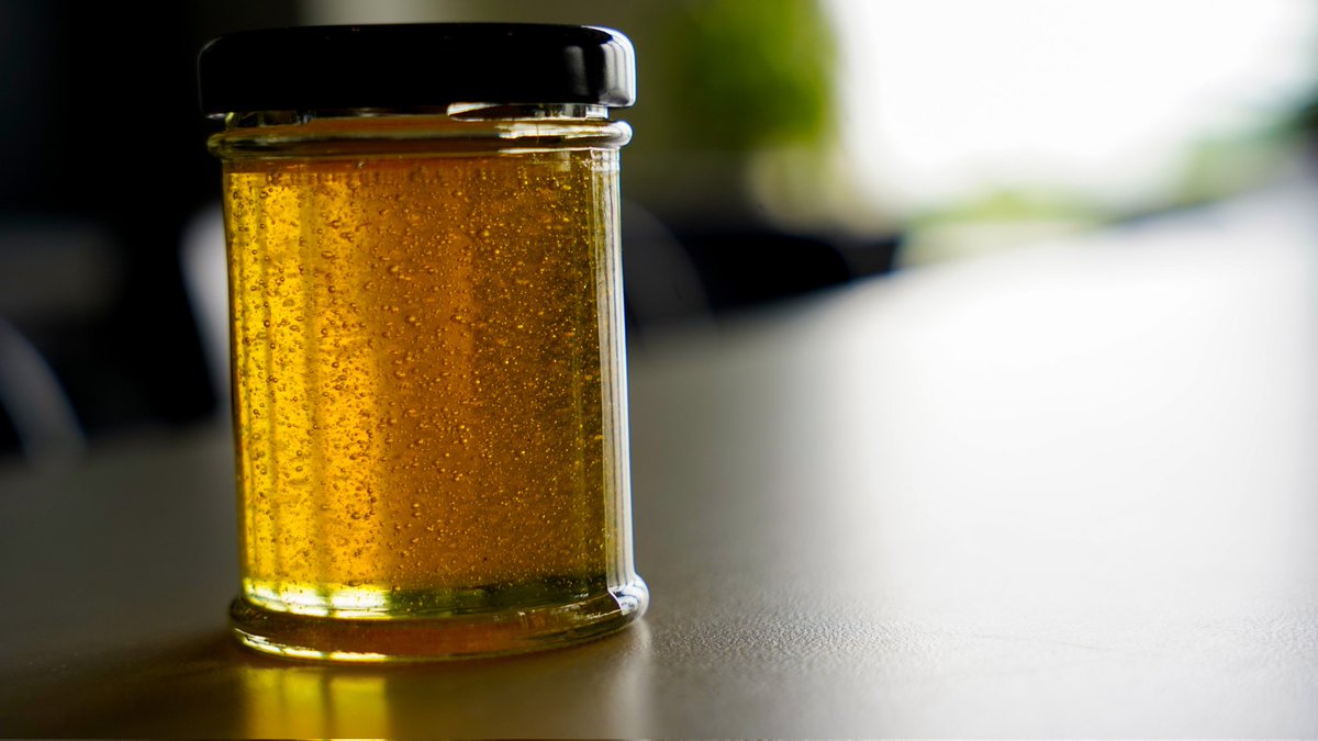 WBGamesMTL's tweet photo. Vendredi dernier, nous avons eu la chance de recevoir Alvéole au studio dans le cadre d'un atelier d'extraction de miel de nos ruches!
En prime, chacun.e a pu repartir chez soi avec un petit pot de miel maison 🍯 
Merci encore à Alvéole pour cette activité enrichissante! 🐝 https://t.co/vGmCmo9hB1
