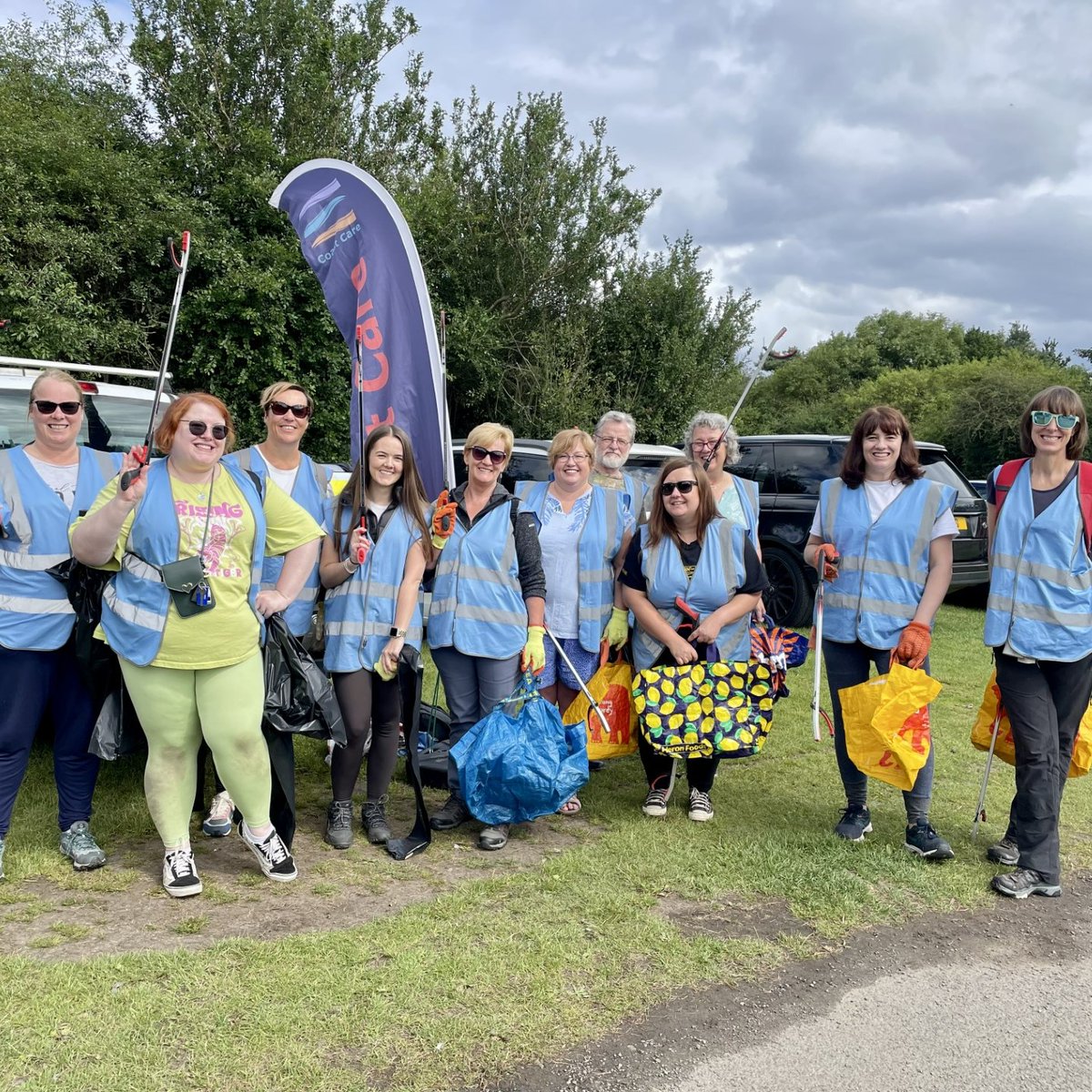 Huge thanks go to the Strategic Change team at @N_landCouncil for their amazing effort in clearing plenty of pirri pirri burr from Druridge dunes and for clearing a load of marine litter from Druridge Bay! Special mention to Chris Cobb & Karen Russel for their help on the day 👍