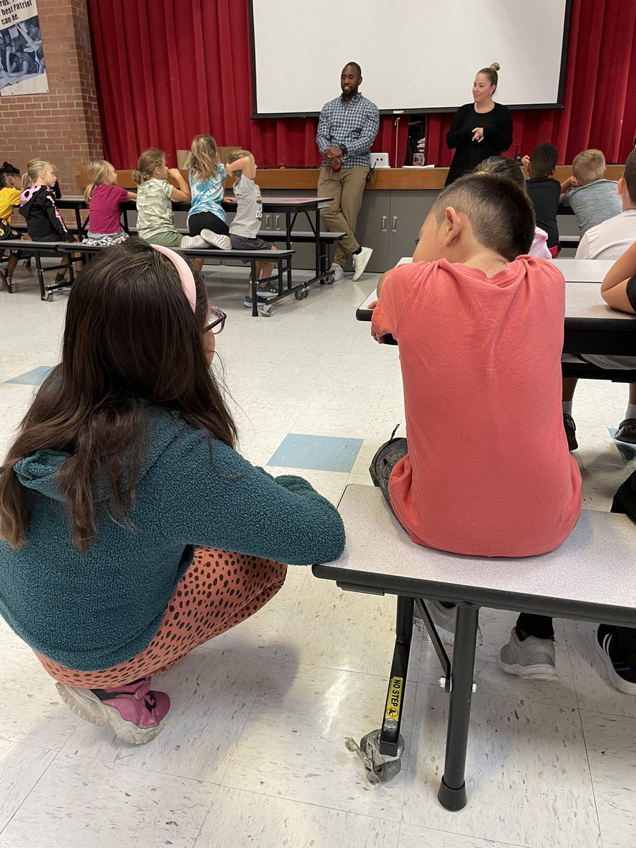 cdolsky's tweet photo. This young lady has a big job today @MHPatriot! She is the student mentor welcoming a newcomer to his first day of school.  She did a fantastic job showing our new friend around school using her Spanish!! #sharethegoodLps @LIBERTYSCHOOLS https://t.co/CouAUPG7tu