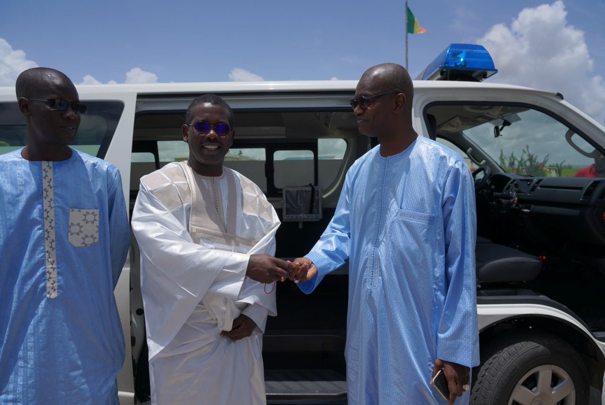 GroupeSonatel's tweet photo. A Touba ce matin, le Maire de la Commune, le Directeur de L’Hôpital Cheikh Ahmadoul Khadim et le Médecin Chef de District ont réceptionné des mains de Sékou Dramé, DG du groupe Sonatel, les ambulances médicalisées destinées au Centre de Santé de Diémoul de Darou Khoudoss et à l’Hôpital Cheikh Ahmadoul Khadim. Cette action de la Fondation Sonatel s’inscrit dans sa dynamique de renforcer les équipements de santé et répondre aux demandes croissantes lors des événements religieux.
#Amal_Njariñ
#18safar
#MagalTouba2023