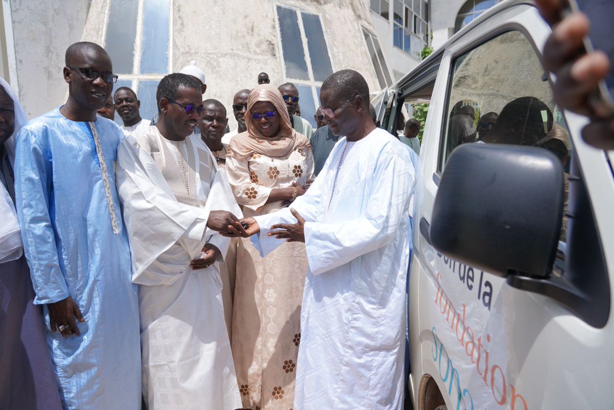 GroupeSonatel's tweet photo. A Touba ce matin, le Maire de la Commune, le Directeur de L’Hôpital Cheikh Ahmadoul Khadim et le Médecin Chef de District ont réceptionné des mains de Sékou Dramé, DG du groupe Sonatel, les ambulances médicalisées destinées au Centre de Santé de Diémoul de Darou Khoudoss et à l’Hôpital Cheikh Ahmadoul Khadim. Cette action de la Fondation Sonatel s’inscrit dans sa dynamique de renforcer les équipements de santé et répondre aux demandes croissantes lors des événements religieux.
#Amal_Njariñ
#18safar
#MagalTouba2023