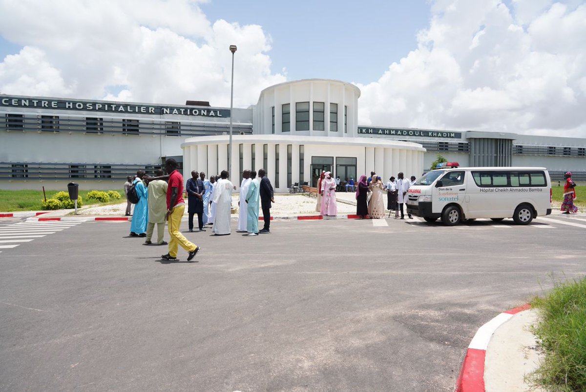 GroupeSonatel's tweet photo. A Touba ce matin, le Maire de la Commune, le Directeur de L’Hôpital Cheikh Ahmadoul Khadim et le Médecin Chef de District ont réceptionné des mains de Sékou Dramé, DG du groupe Sonatel, les ambulances médicalisées destinées au Centre de Santé de Diémoul de Darou Khoudoss et à l’Hôpital Cheikh Ahmadoul Khadim. Cette action de la Fondation Sonatel s’inscrit dans sa dynamique de renforcer les équipements de santé et répondre aux demandes croissantes lors des événements religieux.
#Amal_Njariñ
#18safar
#MagalTouba2023