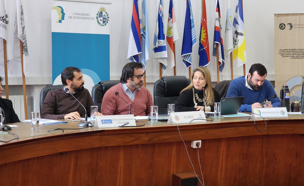 cintendentesuy's tweet photo. Prosiguiendo con el Orden del Dรญa la #RODDE recibe al Director Nacional de #DNPI Santiago Martinez, quien presenta indicaciones geogrรกficas y denominaciones de origen. Ademรกs presenta las marcas colectivas.
๐งตโฌ๏ธ https://t.co/Zmb5Zc6lKN