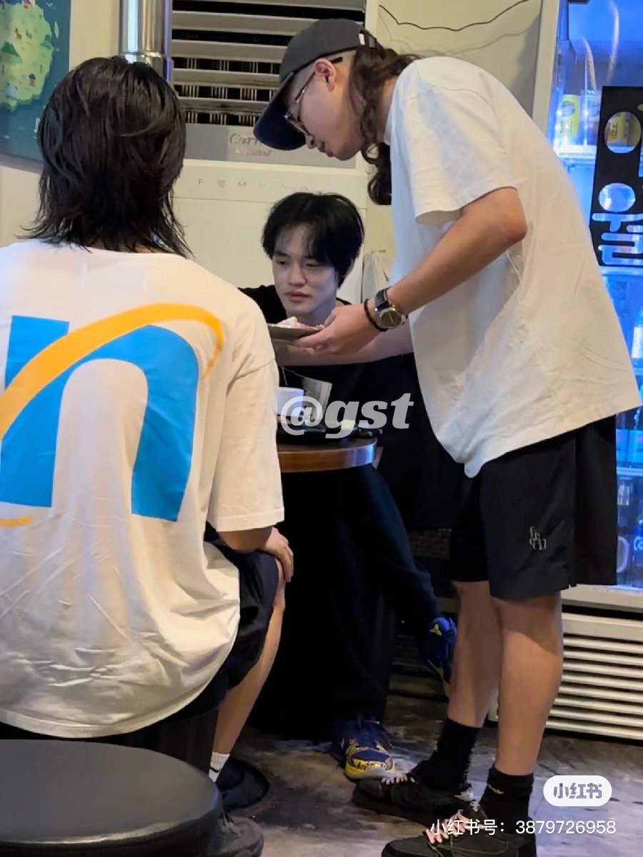 withmindie's tweet photo. มีแฟนคลับบังเอิญเจอน้องเล่อที่ร้านเนื้อ ที่น่าตกใจก็คือ คนที่น้องเล่อไปด้วย คือคุณแทอี จากรายการ 환승연애2… 555555555555 ป้าดดดดด จำได้ว่าคุณเขาเคยส่งของให้น้องเล่อ ตอนนิพัฒนาความสัมพันไปกินข้าวด้วยกันแระ เริ่ดเกิน🥹 https://t.co/8YolzmTcY5