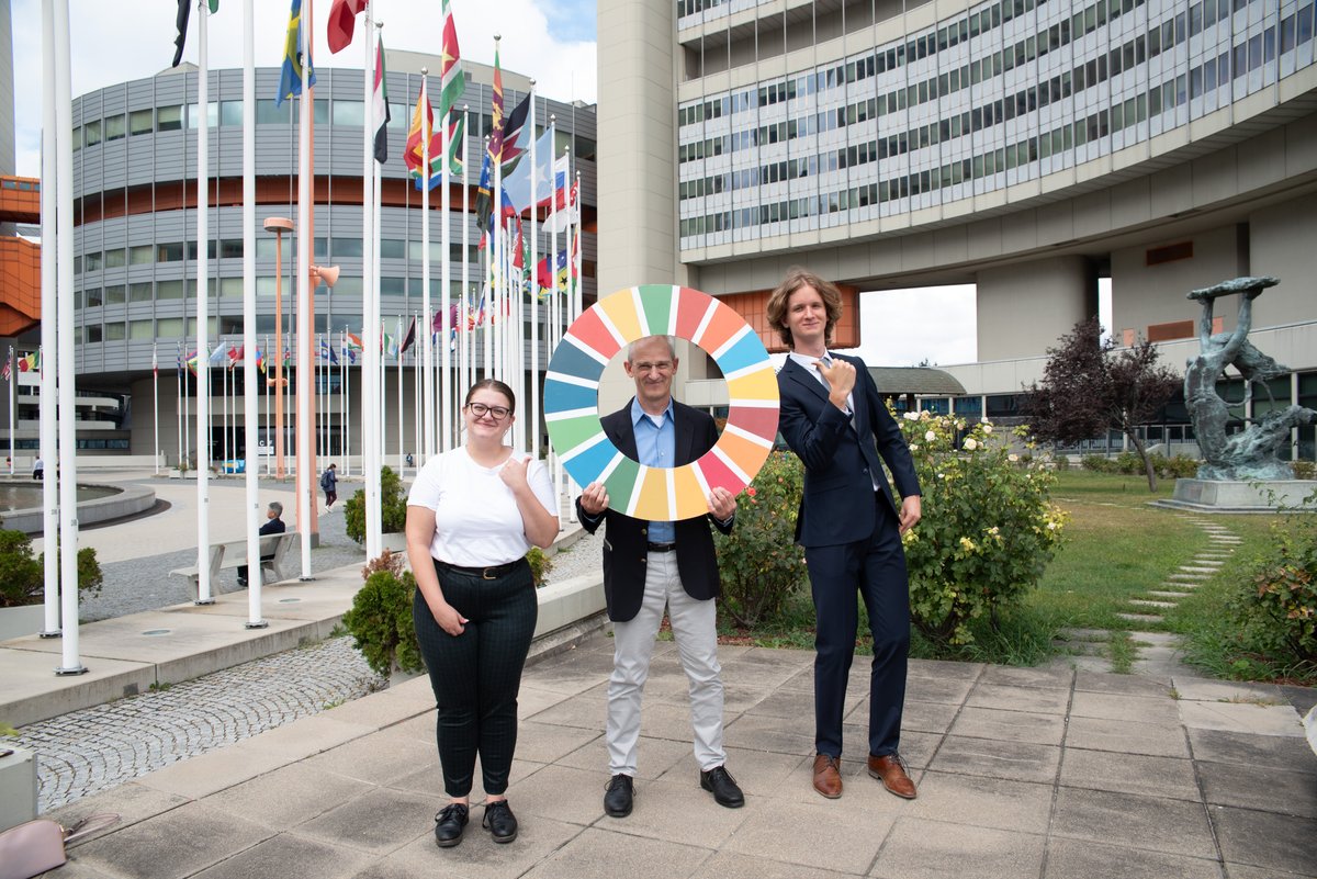 Very pleased to welcome the UN #Youth Delegates of Hungary🇭🇺 @unydhun and Slovakia 🇸🇰 Csenge Offenbächer and Pavol Beblavý, at #UNVienna with UNIS Vienna Director Martin Nesirky.