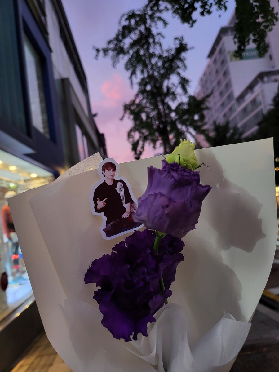 YURIMI0507's tweet photo. #40번째_보랏빛_여름
#꽃보다_마츠쥰
퇴근하기전에 알게된 준오빠 생일꽃집~~
퇴근하고 달려가서! 이쁘게 꾸민 공간 구경하고~~
이쁜 꽃한송이와 함께 돌아왔다~~💜

HAPPY BIRTHDAY J💜💜
潤くん お誕生日おめでとうございます💜💜 https://t.co/8frx8FsbAn