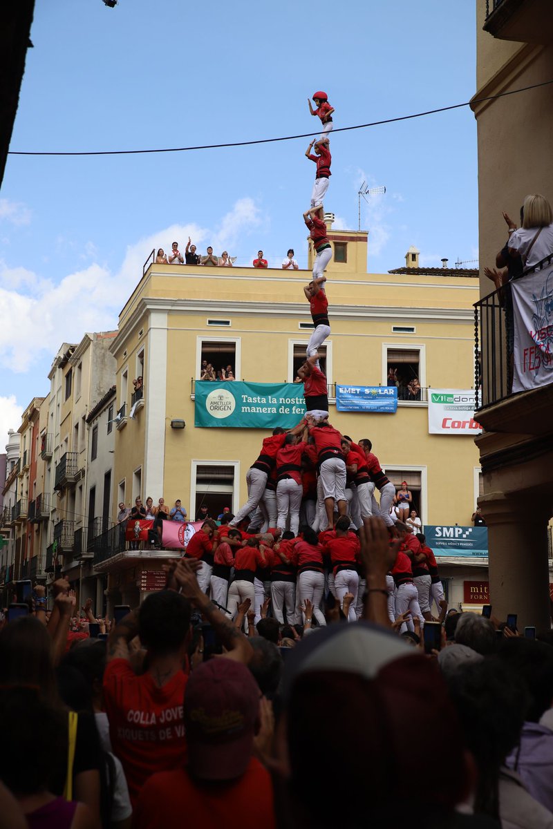 A la ronda de pilars descarreguem el pilar de 8fm.
#castells #castellers #castelleres