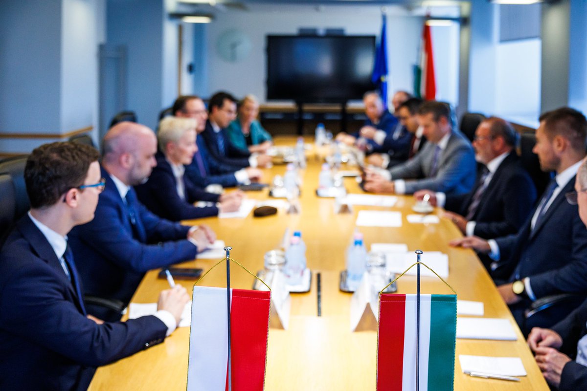 🇵🇱🇭🇺Energy Minister Cs.Lantos welcomed Polish Gov Commissioner Anna Łukaszewska-Trzeciakowska in Budapest💡The main topic was enhancing securityofsupply in our countries.♨️Gas coming through the floating LNG terminal in PL, can be transported 2 HU via the Slo🇸🇰-HU interconnector.
