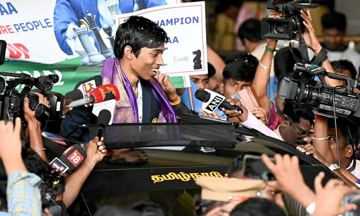 Indian🇮🇳 Chess grandmaster #Praggnanandhaa, who won a silver medal at #FIDEWorldCup in Baku, Azerbaijan received a rousing welcome on his arrival at the Chennai Airport.