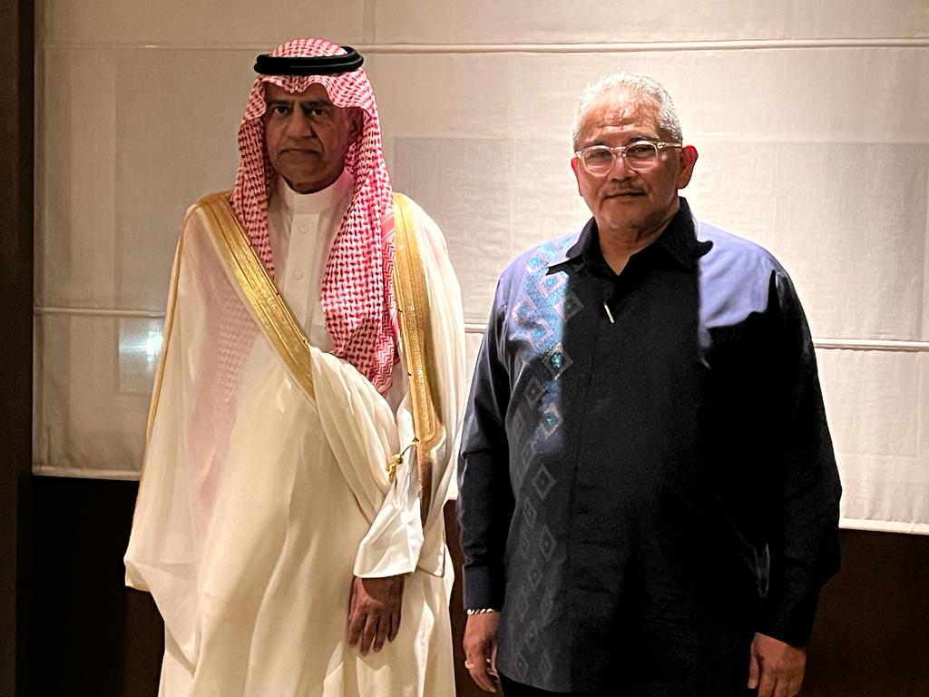 أقام معالي الحاج داتو ايروان بن بهين الحاج محمد يوسف وزير الشؤون الخارجية الثاني في بروناي دار السلام مأدبة عشاء على شرف سعادة الأستاذ عماد بن عبدالعزيز المهنا سفير خادم الحرمين الشريفين لدى بروناي دار السلام 🇧🇳 بمناسبة أنتهاء مهام سعادته، حضرها كبار المسؤولين في الوزارة.