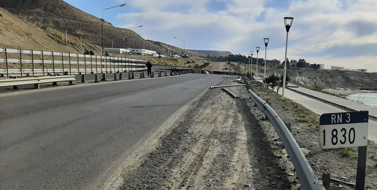 Marceyap's tweet image. 🚫 #Chubut 30/08/2023 10:50hs 
Se desmoronó una parte de la Ruta N3 en km 1830. La circulación permanece cortada desde el lunes.
Equipos de #VialidadNacional y @comodoroMCR presentes en el lugar. 
Respetar fuerzas de seguridad que cortan la circulación por motivos de seguridad.