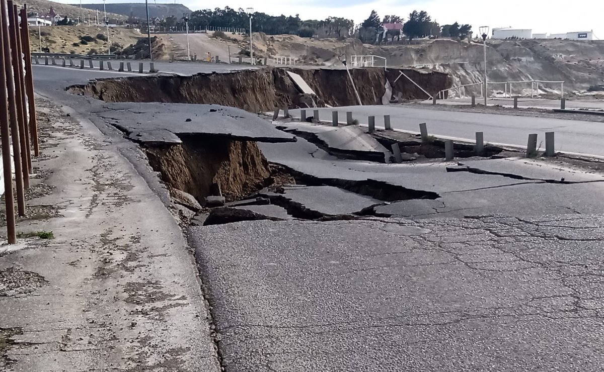 Marceyap's tweet image. 🚫 #Chubut 30/08/2023 10:50hs 
Se desmoronó una parte de la Ruta N3 en km 1830. La circulación permanece cortada desde el lunes.
Equipos de #VialidadNacional y @comodoroMCR presentes en el lugar. 
Respetar fuerzas de seguridad que cortan la circulación por motivos de seguridad.