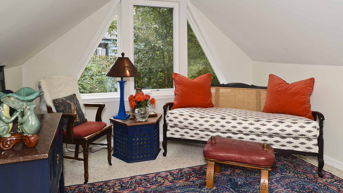 MichaelNash's tweet image. Colorful and vibrant interiors can uplift your spirits and add personality to your home. Our designers can help you play with colors and textures for a stunning interior. Let&apos;s add some color to your life! 🎨 #ColorfulInteriors #HomeDecor #MichaelNashDesign