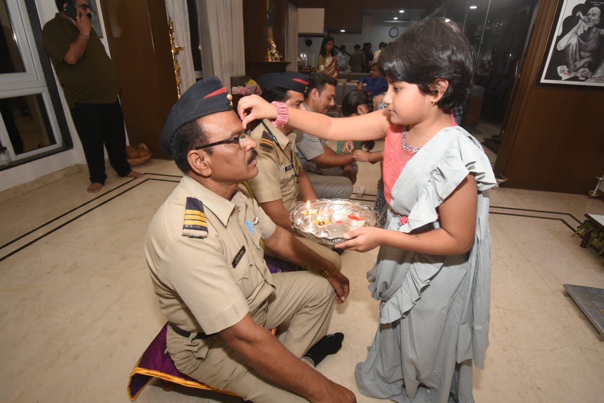 OfficeOfNG's tweet photo. रक्षा बंधन की कुछ और तस्वीरें। #RakshaBandhan2023 #रक्षा_बंधन #RakshaBandhanCelebrations https://t.co/z9X8C3EubK