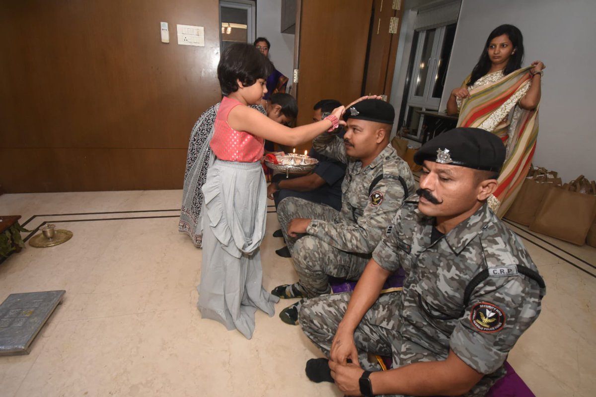 OfficeOfNG's tweet photo. रक्षा बंधन की कुछ और तस्वीरें। #RakshaBandhan2023 #रक्षा_बंधन #RakshaBandhanCelebrations https://t.co/z9X8C3EubK