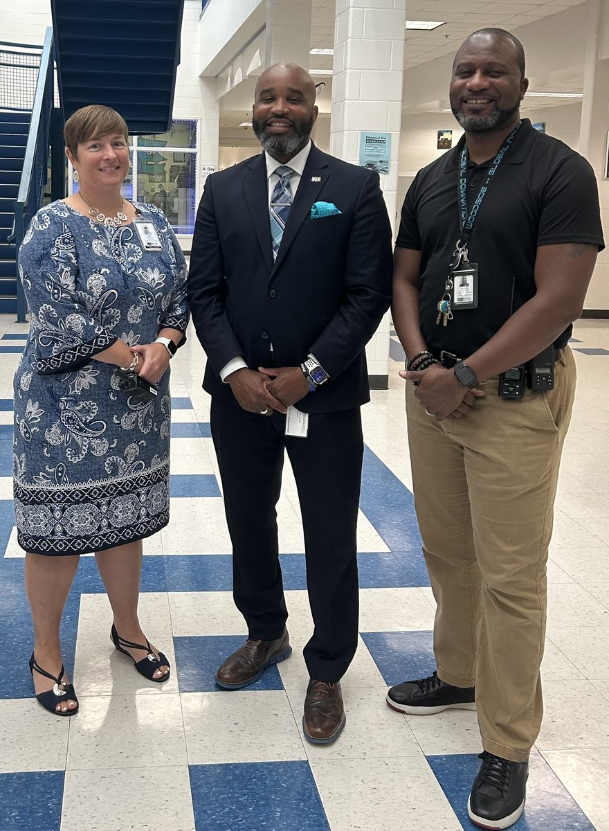 A great visit with Mr. Rashard Wright, Chief of Staff for NNPS, at Woodside High School today! #NNPSfirstday23