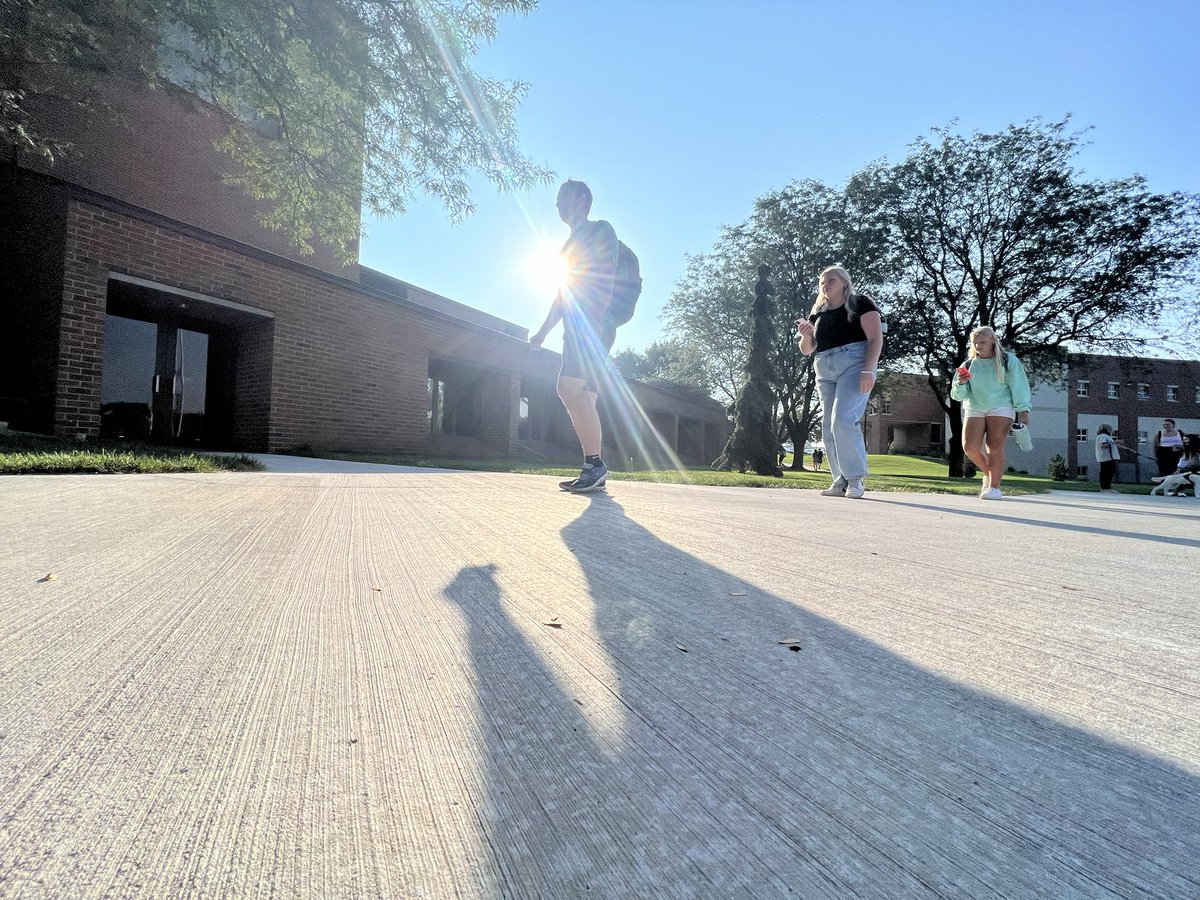 AugustanaSD's tweet photo. Another year, another first day of classes at AU! 💙

We wish you the best of luck as you begin the fall semester ✌️

#WeAreAU https://t.co/vWQiRTHLLe