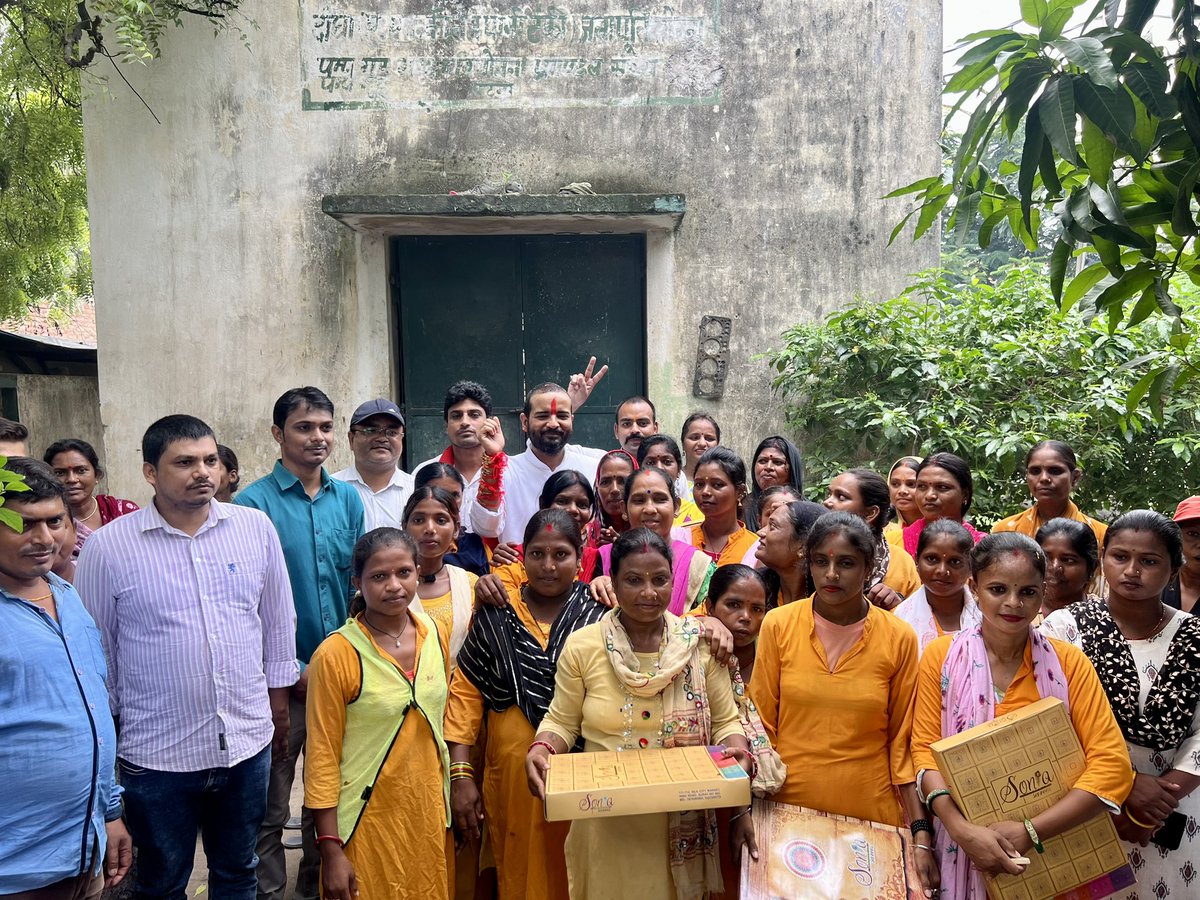 आज पटना की सफ़ाई कर्मी बहनों के साथ राखी हुई। पटना की सफ़ाई में पिछले पाँच वर्षों से सफ़ाई कर्मियों का असाधारण योगदान रहा है। आज 32 बहनों ने मुझे अपना भाई माना और मेरी ज़िम्मेदारी 32 गुणा बढ़ गई कि उनके मान-सम्मान और सामाजिक-आर्थिक सुरक्षा को सुनिश्चित कर सकूँ। #रक्षाबंधन