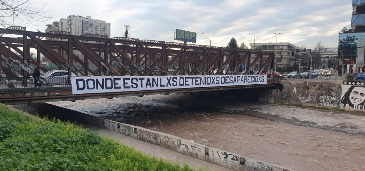 🔴 Lienzos gigantes fueron colgados hoy en distintos puntos de Santiago a pocas horas de la firma del decreto que oficializa el Plan Nacional de Búsqueda impulsado por el gobierno de Boric, y a días de cumplirse 50 años del golpe de Estado. #DesapariciónForzada #50AñosDelGolpe