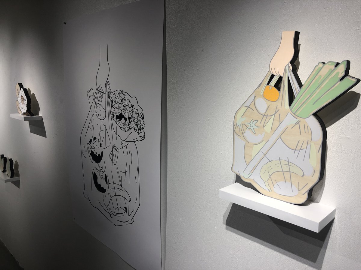 新宿の B GALLERY で、黒田潔さん個展「花と実」を観てきた。動植物モチーフの線画にうっとり! 立体の優しい色合いもいいなー。珍しいお買い物袋モチーフの作品も素敵でした。 https://t.co/cDI9X2gi60 