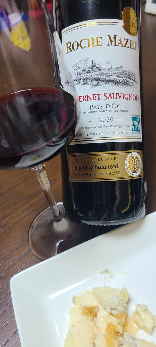RinRinkiriaRun's tweet photo. #国際カベ��ネソーヴィニヨンの日
#INTERNATIONAL・CABERNETSAUVIGNON・DAY🍷🍇
#France　#PaysDoc　#RocheMazet　#IGP
落ち着いたガーネット色。粘性は��程度。ラズベリー、黒スグリ、青いハーブ。シナモン。若干揮発酸？
葡萄の生育が想定より早く収穫されたのではないだろうか？と想像させる https://t.co/oDrkNXGqbB