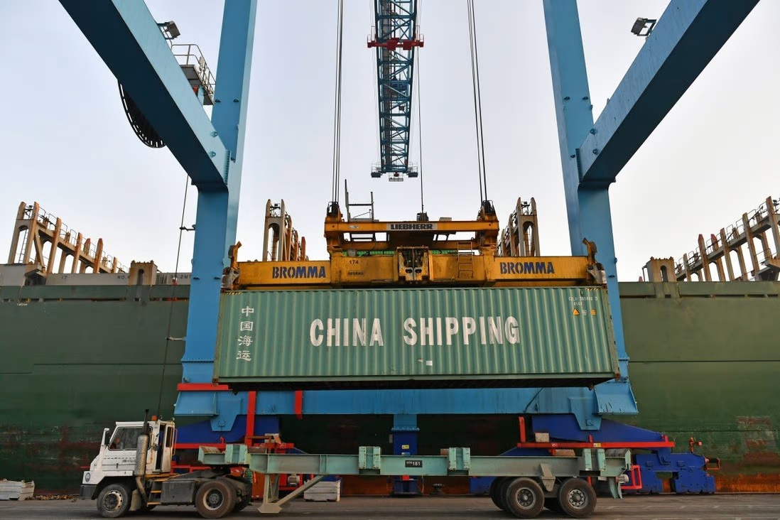 Aspeniaonline's tweet photo. Il #Gabon, dove c'è un #golpe in queste ore, vende praticamente tutte le sue risorse naturali - #petrolio #manganese #legname - alla #Cina. Benché non abbia (quasi) militari, la penetrazione di Pechino in #Africa si basa su economia e finanza. Report >> https://t.co/tchoGojbju https://t.co/VGMDXTsY8Z