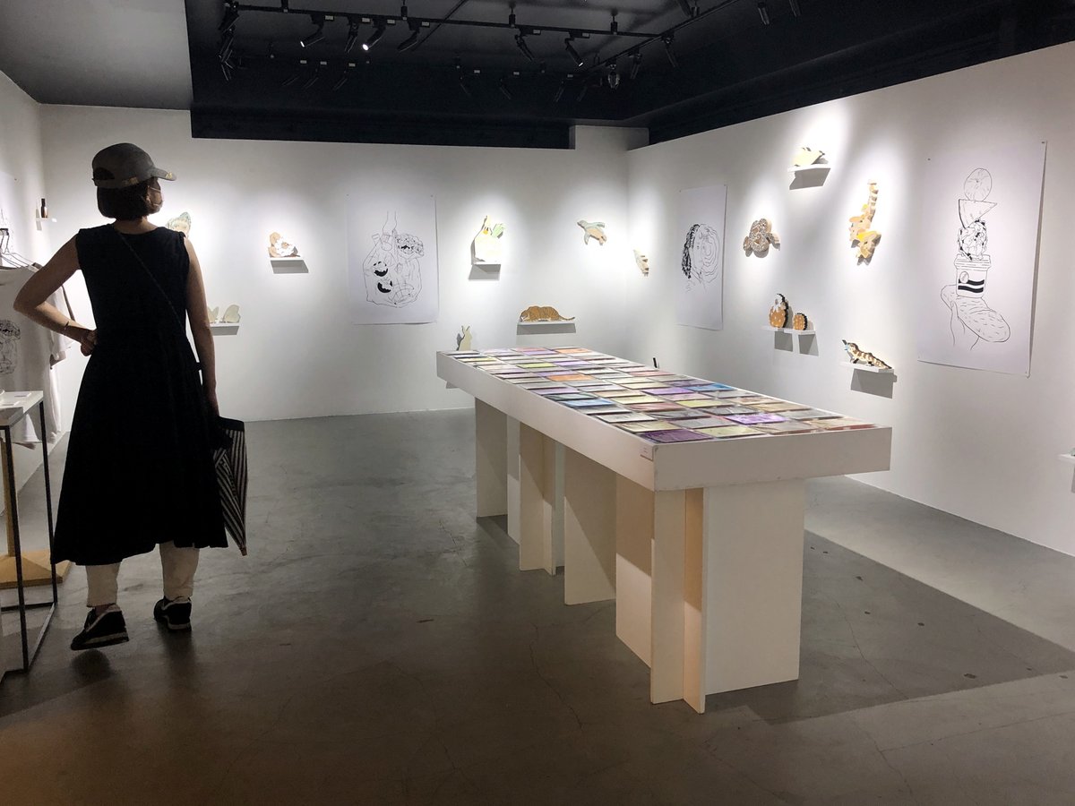 新宿の B GALLERY で、黒田潔さん個展「花と実」を観てきた。動植物モチーフの線画にうっとり! 立体の優しい色合いもいいなー。珍しいお買い物袋モチーフの作品も素敵でした。 https://t.co/cDI9X2gi60 