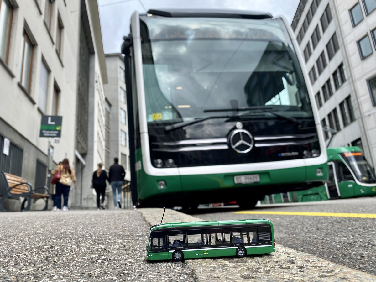 ☝️ Unseren eCitaro 🔋🚍 gibt es jetzt als Sammler-Modell 🤩 im Massstab 1:87. Dieser wunderschöne Minibus ist für 39 Franken im BVB-Kundenzentrum am Barfi erhältlich. 
Ein tolles Geschenk für jeden Bus-Fan! 💚🚃