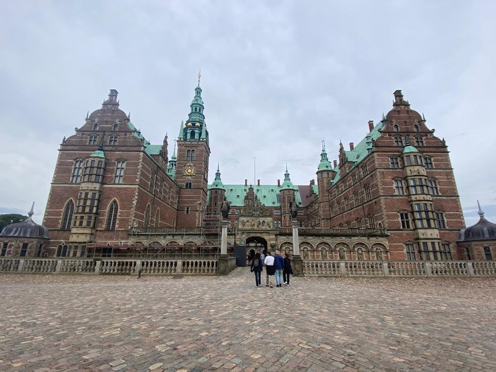 AlaisMB's tweet photo. Now that I've moved to my new home @NYUAD_SocialSci, I'd like to thank the Uni of Copenhagen @economics_ucph and in particular the Macro Group for the incredible year I've spent with you! Macroeconomists on the job market, keep an eye on them - I hear they'll be recruiting soon! https://t.co/ZzLoQHQ4MT