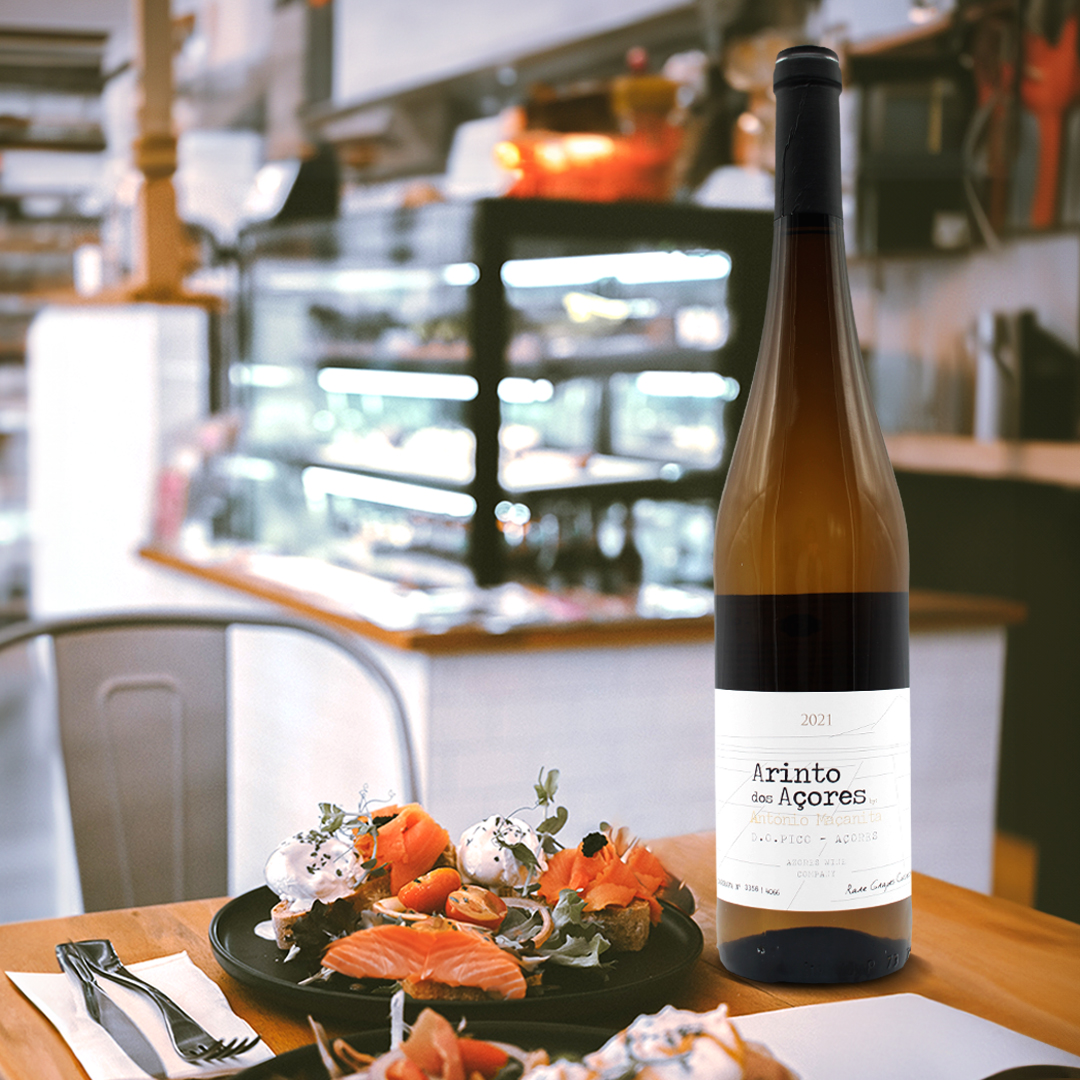 Ever tried the Arinto dos Açores grape? Its fresh, mineral, and slightly saline character complements salmon beautifully. What would you choose to pair it with? 🍷

#wine #winetime #wineoclock #winepairing #winegrapes #winetasting #winery #wineblog #winenight #winelover