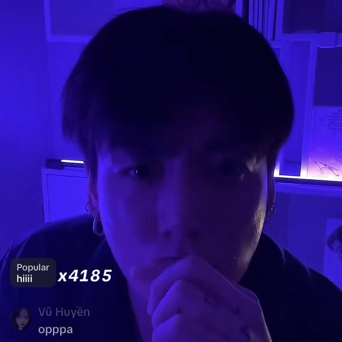 jeon_vantella's tweet photo. –– TRADUCCION DEL LIVE DE #JUNGKOOK EN TIKTOK:

🐰: Yo tampoco sé qué es qué.
🐰: ¿Qué deberia comer?
🐰: No cené así que voy a comer algo, pero no sé qué comer
🐰: El wifi vuelve a estar malo. ¡Por favor! (+) https://t.co/iWrcPONxyY