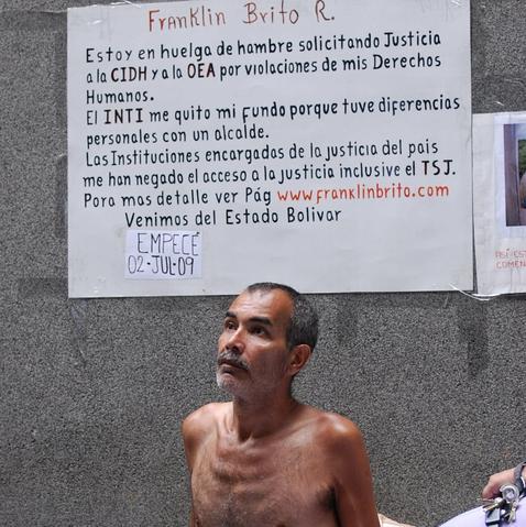 vanessavallej0's tweet photo. Franklin Brito fue el primer mártir que se enfrentó al  narco-Estado chavista en Venezuela. Brito no murió por un pedazo de tierra, Brito murió defendiendo la libertad, defendiendo una idea: el hombre es DUEÑO DEL FRUTO DE SU TRABAJO.

Hoy, hace 13 años, el 30 de agosto de 2010, Franklin Brito murió como consecuencia de una huelga de hambre con la que protestaba tras haber sido expropiado por Chávez.

Aunque Brito seguramente se equivocó en sus planes, porque a los criminales no les importa la vida de nadie, murió defendiendo su dignidad y enfrentándose a lo que él, ya en ese momento, entendía como una tiranía.
