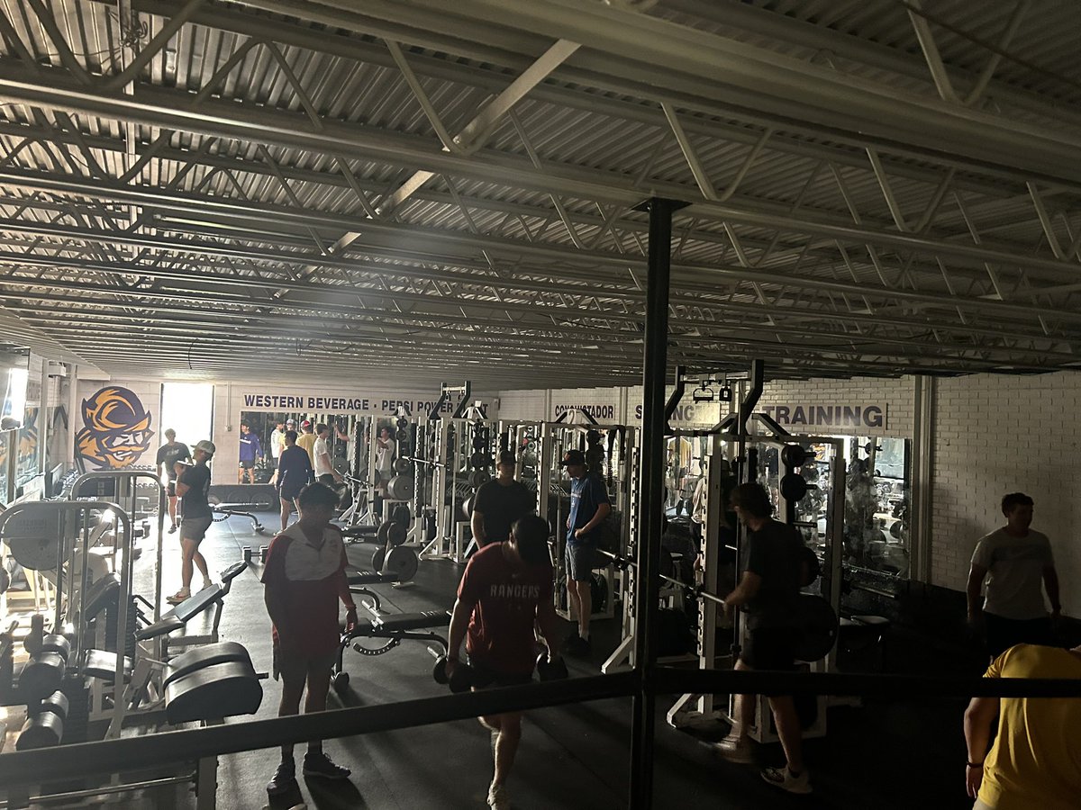 ecaoq12's tweet photo. No lights no problem!! Conqs getting primed for first fall scrimmage tomorrow! #WeightsDontCare #BornInTheShadows https://t.co/HxdRpXI8mp