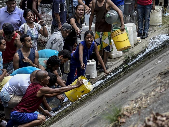 CarlosZambrano7's tweet photo. No entiendo porque estamos en #Venezuela
#SinAgua #SinLuz #SinGasolina un país con maravilloss caudales de agua con las reservas petroleras más grande del #mundo
Eso no tiene que ver con bloqueos en los ríos lagos el petróleo se saca aquí se produce aquí
#URGENTE
@ReporteYa https://t.co/YgiQFs2hVD