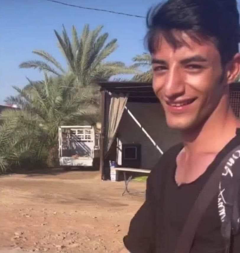 ♦️اسمه جواد كاظم من اهالي الديوانية يسكن حي العروبة 
جده كان بعثي ووالده حاليا صرخي ومطلوب للقضاء للتفضل بالعلم والاطلاع

قذاره يتحرش بزائره ايرانيه