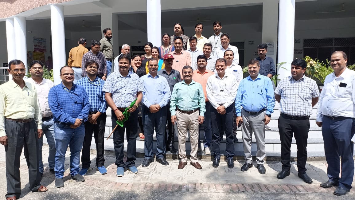 डिजिटली सशक्त हमीरपुर-वित्तीय समर्थ हमीरपुर विषयक जागरूकता वाहन को आज कलेक्ट्रेट परिसर से हरी झंडी दिखाकर रवाना किया | <a href="/CMOfficeUP/">CM Office, GoUP</a> <a href="/UPGovt/">Government of UP</a> <a href="/DrChandraBhus10/">Dr. Chandra Bhushan Tripathi I. A. S.</a> <a href="/InfoDeptUP/">Information and Public Relations Department, UP</a>