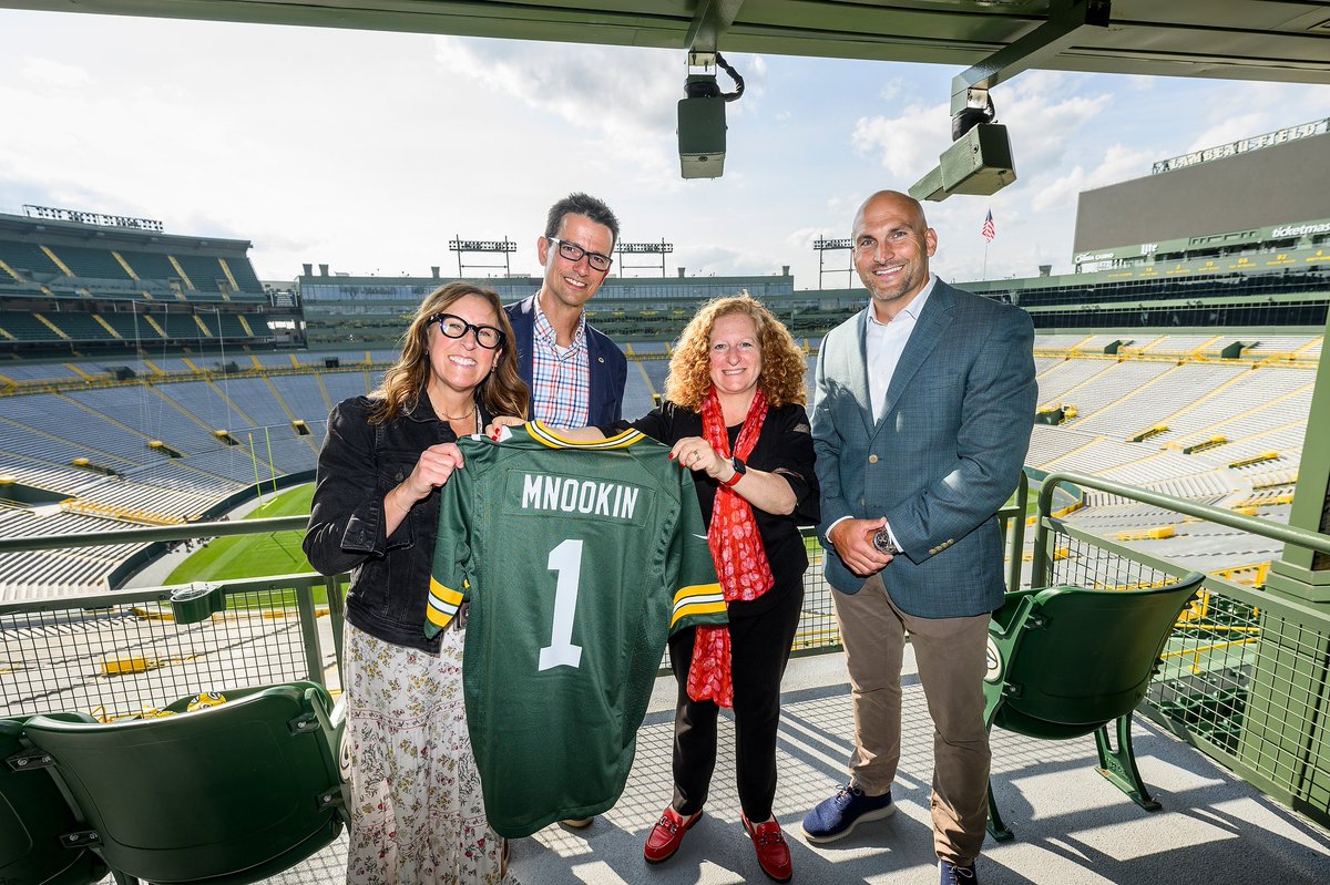 uwchancellor's tweet photo. Thank you for the warm welcome, Green Bay! I visited Lambeau Field (and was gifted my very own @packers jersey!), met with @chairmang, @mayorofgreenbay (a Badger alum!),  as well as numerous other community, and business leaders in the area. #OnWisconsin https://t.co/FkiDYU7Ojy