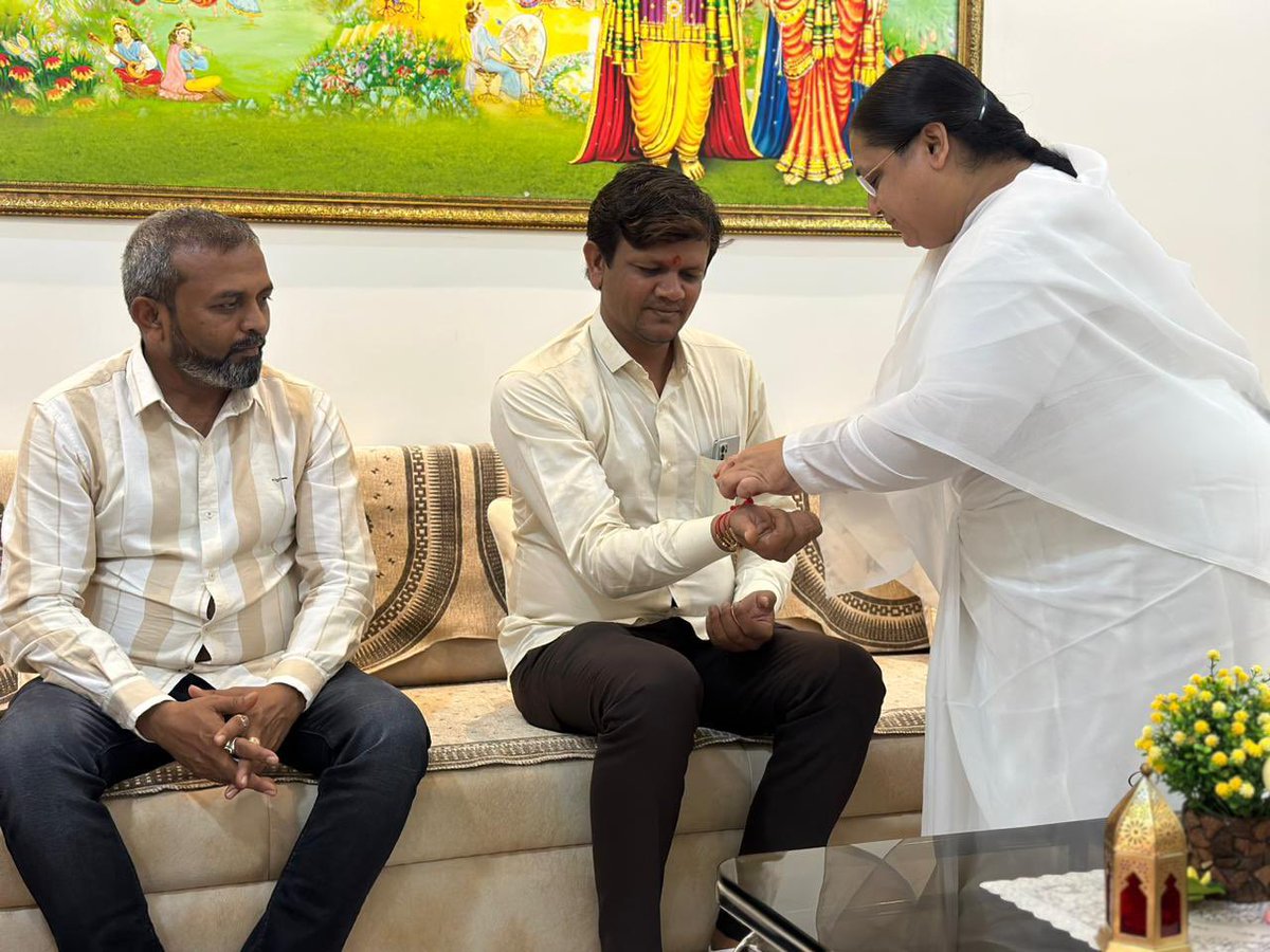 રક્ષાબંધનના શુભ અવસરે #ગારીયાધાર સ્થિત પ્રજાપિતા બ્રહ્માકુમારી ઈશ્વરીય વિશ્વ વિદ્યાલય સંસ્થાના સેવા કેન્દ્ર ખાતે ઉપસ્થિત રહી સંસ્થાની બહેનો પાસેથી રાખડી બાંધી આશીર્વાદ મેળવ્યા હતા.

#RakshaBandhan23