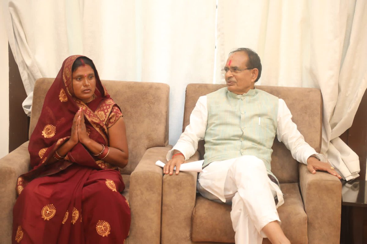 CMMadhyaPradesh's tweet photo. मुख्यमंत्री श्री @ChouhanShivraj से आज रक्षाबंधन के पावन अवसर पर छतरपुर जिले से 400 कि.मी. से अधिक की पदयात्रा तय कर भोपाल पहुंची लाड़ली बहन श्रीमती विमला प्रजापति ने निवास पर भेंट कर राखी सौंपी और लाड़ली बहना योजना लागू करने के लिए आभार व्यक्त किया।

इस अवसर पर मुख्यमंत्री जी ने बहन विमला का स्वागत-सत्कार कर सम्मानित किया। साथ ही दंपति को विभिन्न कल्याणकारी योजनाओं का लाभ दिलवाने तथा उन्हें वाहन से छतरपुर घर तक पहुंचाने की व्यवस्था के निर्देश दिए।