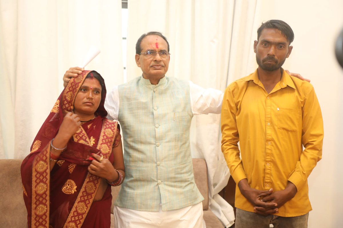 मुख्यमंत्री श्री <a href="/ChouhanShivraj/">Shivraj Singh Chouhan</a> से आज रक्षाबंधन के पावन अवसर पर छतरपुर जिले से 400 कि.मी. से अधिक की पदयात्रा तय कर भोपाल पहुंची लाड़ली बहन श्रीमती विमला प्रजापति ने निवास पर भेंट कर राखी सौंपी और लाड़ली बहना योजना लागू करने के लिए आभार व्यक्त किया।

इस अवसर पर मुख्यमंत्री जी ने