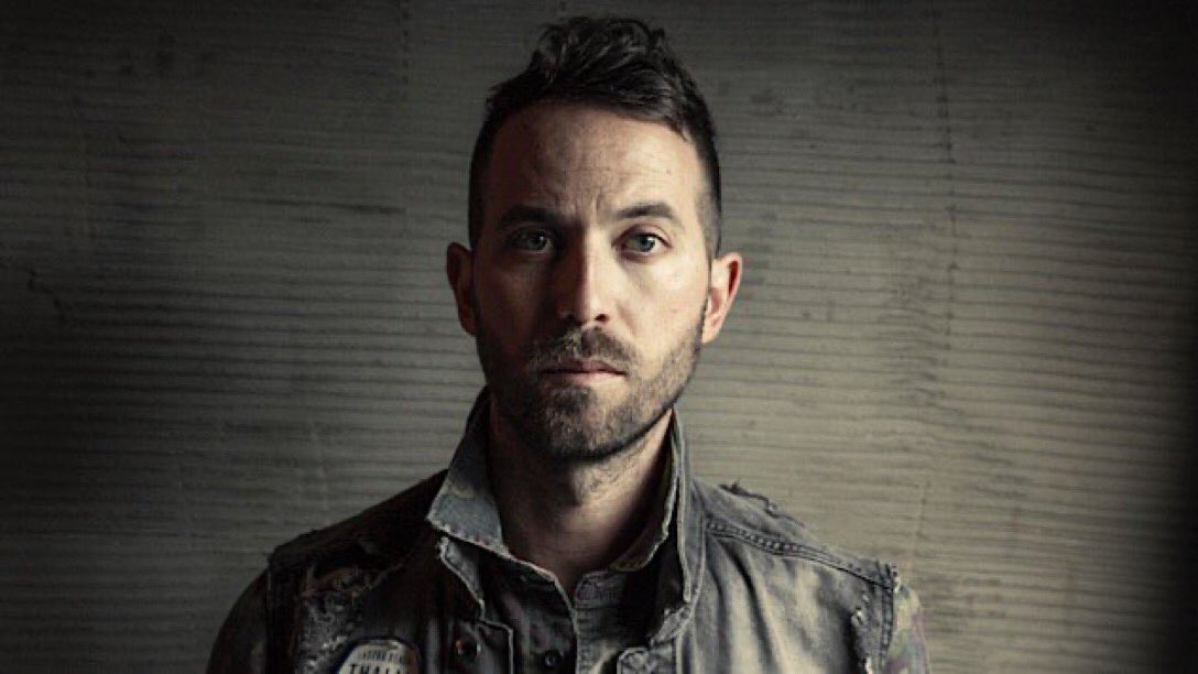 Mondo Cozmo — 'Shine' youtu.be/Di_dorAzAFc?si… via <a href="/YouTube/">YouTube</a>

~ a tangled mind 
photo of Joshua Ostrander, the band Mondo Cozmo