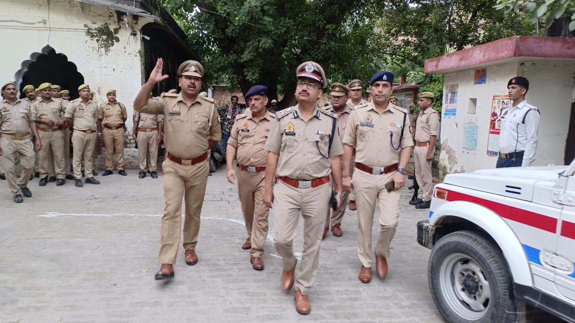 प्रमुख व पुराने बाजार आपके थाना क्षेत्र में हैं इसलिए व्यापारियों की सुरक्षा व सुविधाओं का ख्याल रखना बड़ी जिम्मेदारी है, पुलिस आयुक्त डॉ.आर.के.स्वर्णकार ने थाना कलक्टरगंज के निरीक्षण में पुलिसकर्मियों से यह बात कही इसके साथ महिला हेल्पडेस्क कार्यालय को देखा व आवश्यक निर्देश दिए।