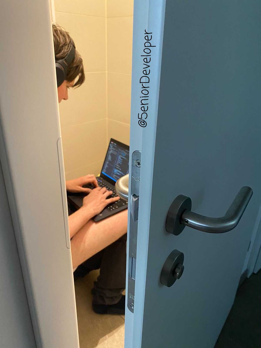 5eniorDeveloper's tweet photo. - Amigo, pasame la laptop!
- ¿Seguro?
- Apurate que se me va la idea! https://t.co/6POUlsKpWz