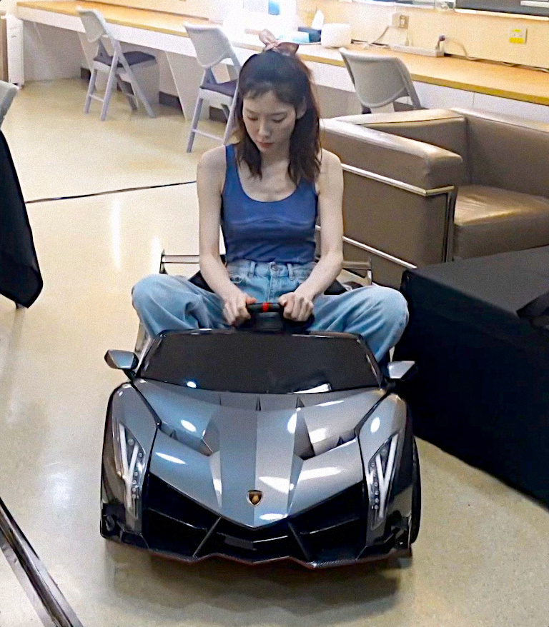 kimtaenos's tweet photo. taeyeon driving                                              taeyeon driving
                                                                              me crazy https://t.co/VEf4JofdVg