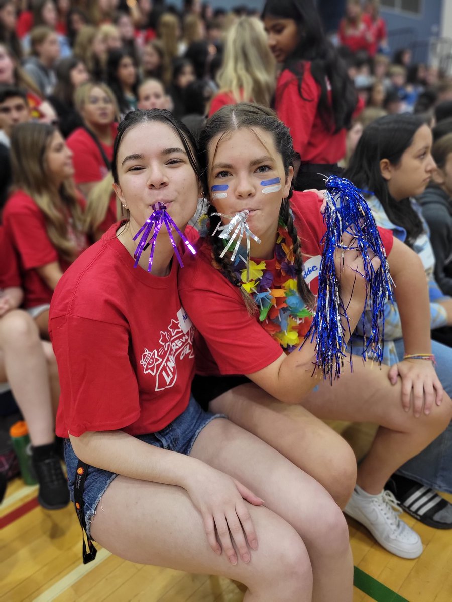 TheBlueBlast's tweet photo. Staff and the 2023 Link Crew welcome our newest CELTICS! 
@thestingersbuzz @zlightningbolt @maryphelancs @IgnatiusHawks @WellingtonCath https://t.co/RARdnu98Sq