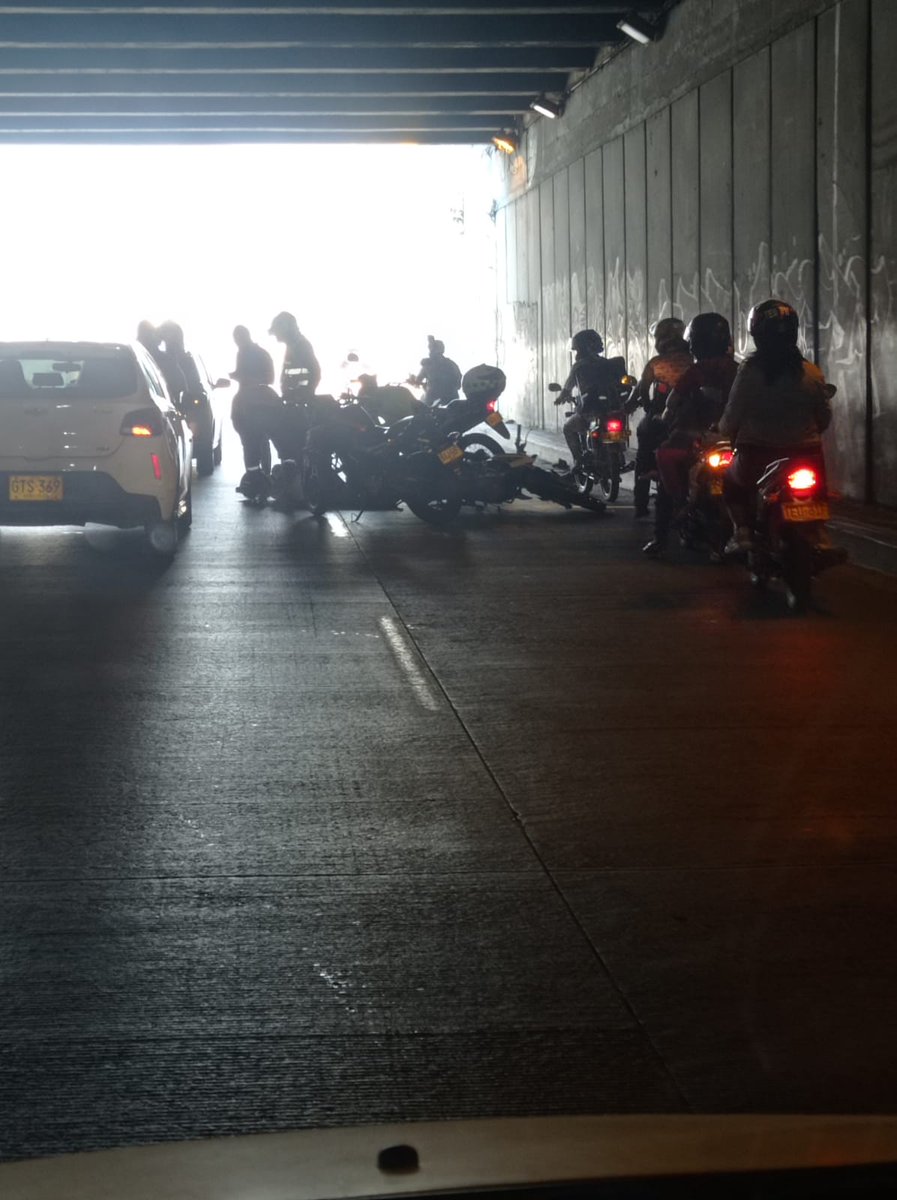 YaCelacanto's tweet photo. Fuerte congestión vehícular sobre la Autopista sur con Transversal 25, deprimido de #Comfandi #ElPrado, hace pocos minutos se presentó un accidente de tránsito @MovilidadCali #Cali #YaCelacanto https://t.co/8MEyJxOd95